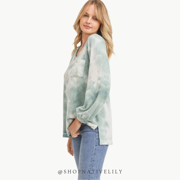 NWT Cherish V-Neck Balloon Sleeve Tie Dye Brushed Knit Top Sz Small, Sage Green - Picture 1 of 9